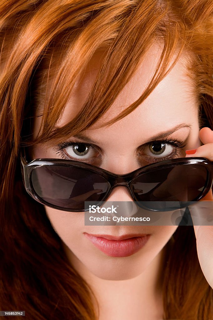 Redhead Dame à la recherche de magnifiques lunettes de soleil - Photo de Adulte libre de droits