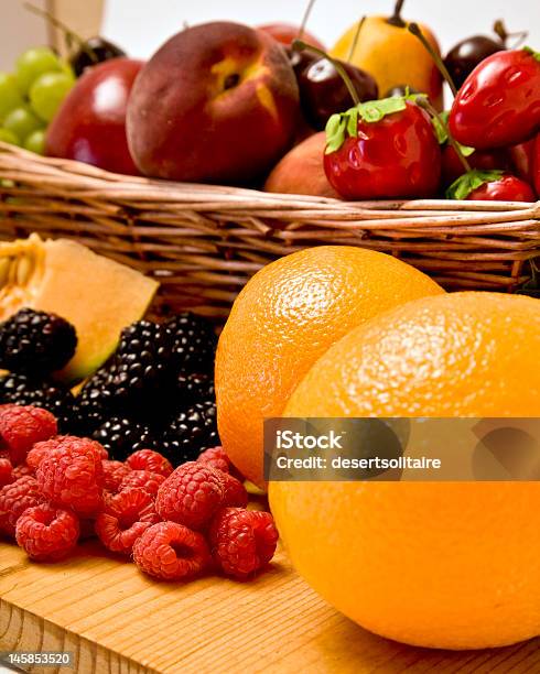 Canasto De Frutas Foto de stock y más banco de imágenes de Abundancia - Abundancia, Alimento, Amarillo - Color