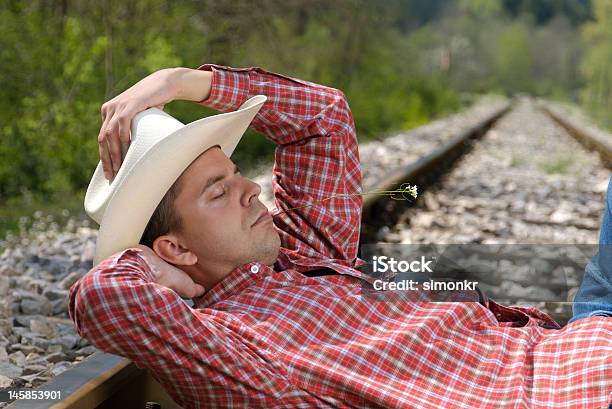 Dormire Su Ferrovia - Fotografie stock e altre immagini di Abbigliamento casual - Abbigliamento casual, Adulto, Adulto di mezza età