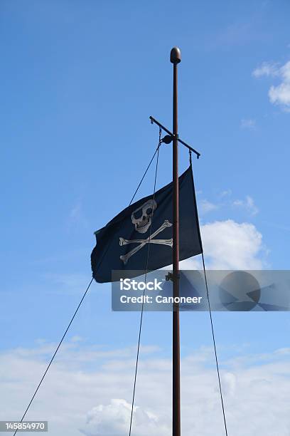 Foto de Jolly Rogerbandeira De Pirata e mais fotos de stock de Acenar - Acenar, Apavorado, Azul
