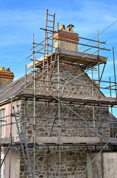 gerüst an einem haus für schornstein- und dachreparaturen - restoring scaffolding built structure home improvement stock-fotos und bilder