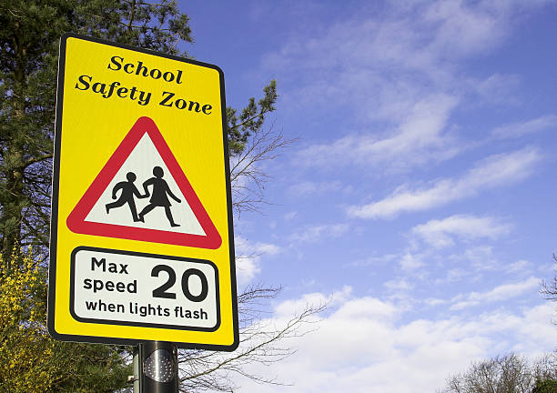school sicherheit zone-warnschild - education sign school crossing sign crossing stock-fotos und bilder