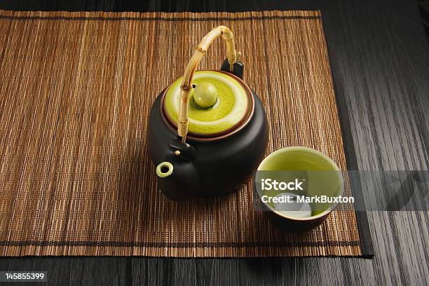 Czajnik Do Herbaty I Kubek Na Mat - zdjęcia stockowe i więcej obrazów Bambus - Tworzywo - Bambus - Tworzywo, Bez ludzi, Chińska herbata