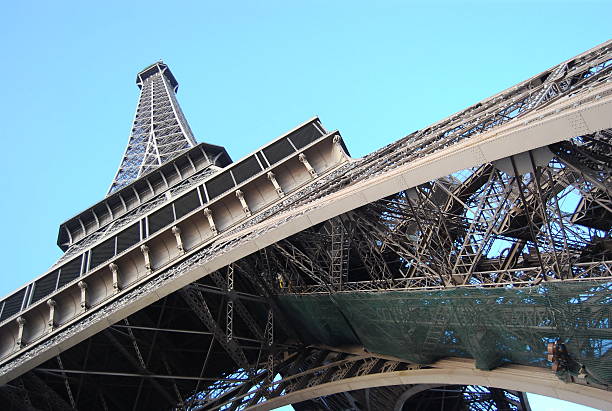 frankreich, paris, eiffel-turm, tiefer blickwinkel - clear sky low angle view eiffel tower paris france stock-fotos und bilder