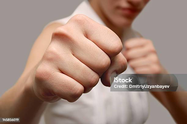Ragazza Caccia - Fotografie stock e altre immagini di Aggressione - Aggressione, Boxing femminile, Forza
