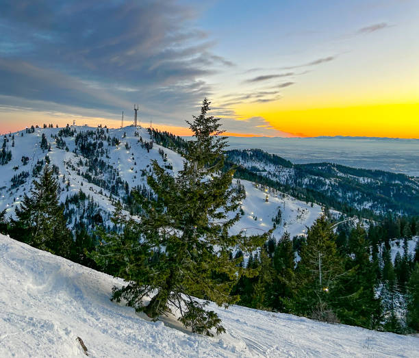 pôr do sol de inverno na estação de esqui bogus basin em boise, idaho - idaho boise sunset scenics - fotografias e filmes do acervo