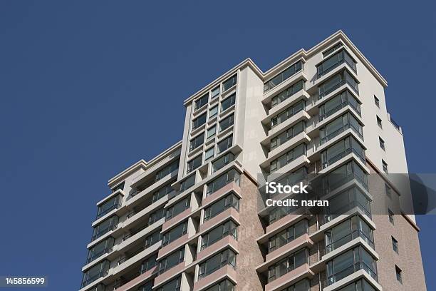 Foto de Prédio De Apartamentos Sob Céu Azul Límpido e mais fotos de stock de Abstrato - Abstrato, Apartamento, Arquitetura