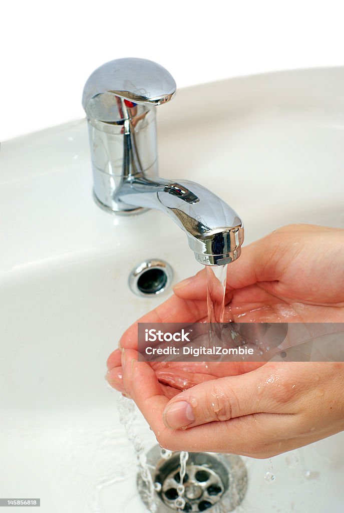 Mãos sob fluxo de água - Foto de stock de Adulto royalty-free