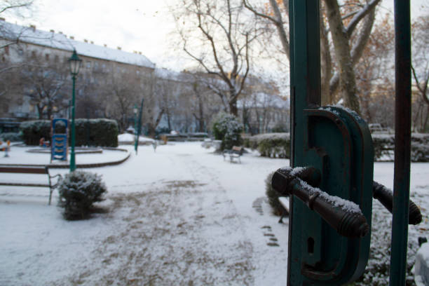 zimowy śnieg karolyi garden centrum budapesztu pejzaż miejski spokojna scena węgierskie muzeum narodowe sąsiedztwo w styczniu 2022 r - street snow urban scene residential district zdjęcia i obrazy z banku zdjęć