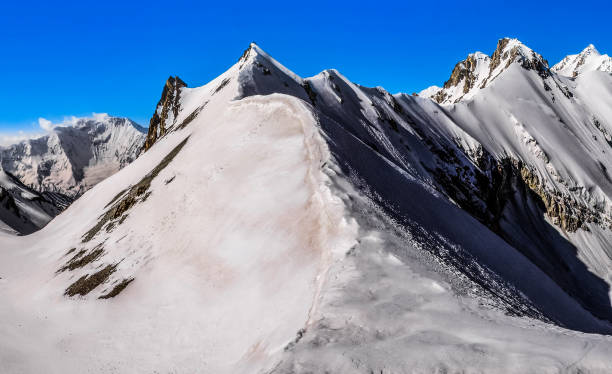 vista superior del paso glacial mazeno cerca de la montaña killer en la cordillera del himalaya - glacier himalayas frozen lake fotografías e imágenes de stock