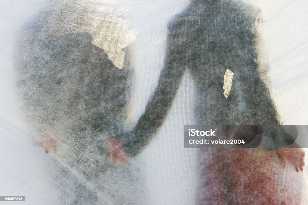 Jovem casal atrás da cortina de vidro - Foto de stock de Casal royalty-free