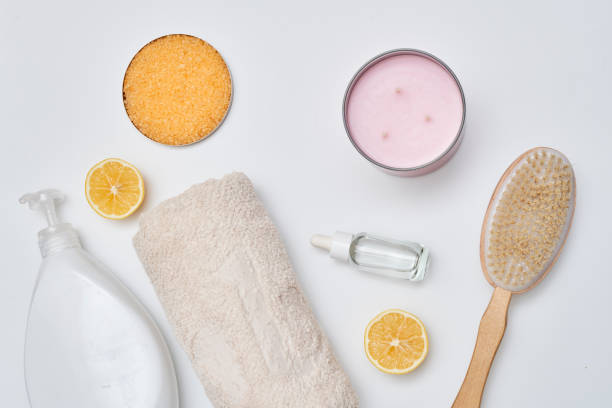 una colocación plana de ingredientes para hacer un exfoliante facial - scrub brush fotografías e imágenes de stock