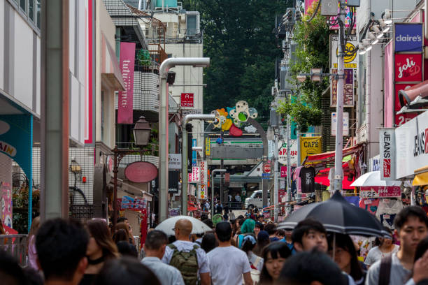 rue commerçante takeshita à harajuku à tokyo, japon - parasol umbrella asian ethnicity asian culture photos et images de collection