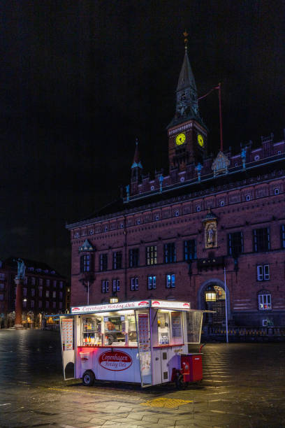 Copenhagen, Denmark Copenhagen, Denmark Jan 17, 2023 A smal polse wagon or hot dog stand on the City Hall Square at night. town hall square copenhagen stock pictures, royalty-free photos & images