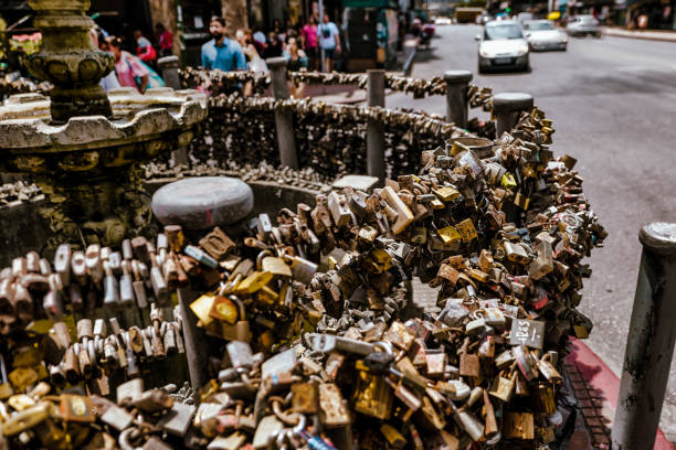 우루과이의 수도 몬테비데오의 구시가지인 "자물쇠 분수"에 부착된 자물쇠 모음 - montevideo uruguay town square travel 뉴스 사진 이미지
