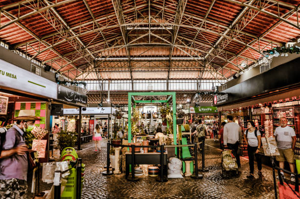 mercadorias em exposição no mercado agrícola montevidéu, capital do uruguai - uruguay montevideo facade built structure - fotografias e filmes do acervo