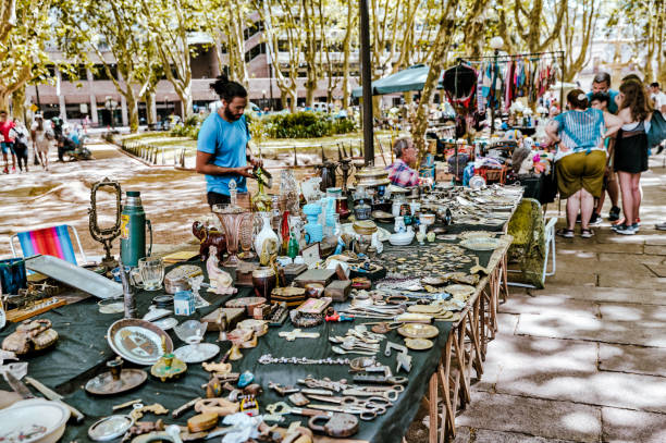 visitantes vendo as ofertas ecléticas em exibição em um mercado de pulgas na cidade velha de montevidéu, capital do uruguai - uruguay montevideo facade built structure - fotografias e filmes do acervo