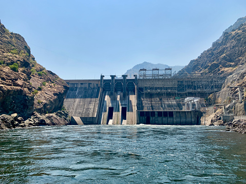 Water splashing through a dam