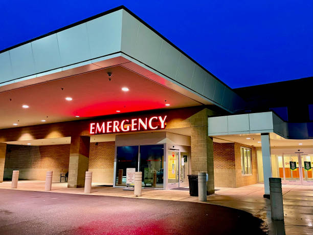 entrada de "emergencia" en el hospital, morgantown, virginia occidental (ee.uu.) - building exterior usa night built structure fotografías e imágenes de stock