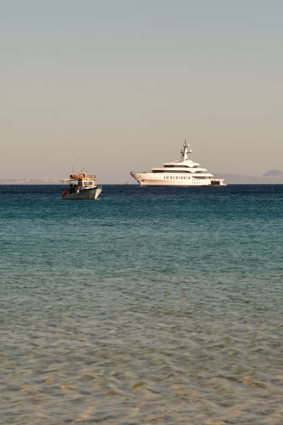 bateaux dans les îles grecques - catch light photos et images de collection