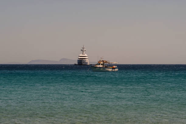 bateaux dans les îles grecques - catch light photos et images de collection