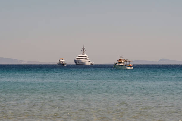 bateaux dans les îles grecques - catch light photos et images de collection