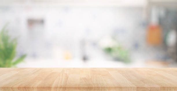 messa a fuoco selettiva. piano del tavolo in legno su sfondo del bancone della cucina sfocato. - pianale da cucina foto e immagini stock