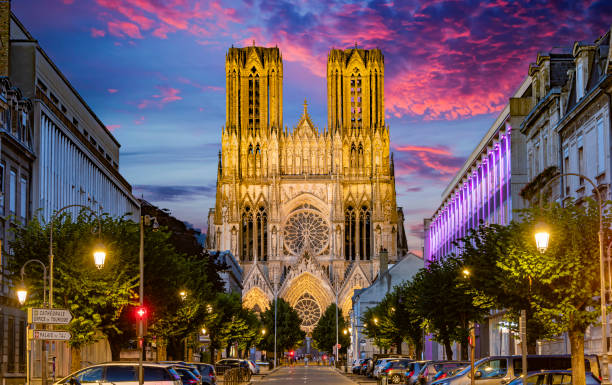 catedral de nuestra señora de reims, francia - catedral de reims fotografías e imágenes de stock