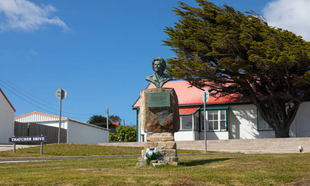 buste en bronze à margaret thatcher, pm. port stanley, malouines - margaret thatcher photos et images de collection