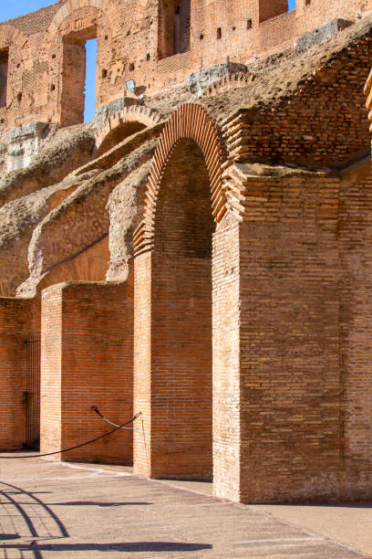 colosseo, anfiteatro ovale del i secolo nel centro della città, roma, italia - coliseum rome flavian roman foto e immagini stock