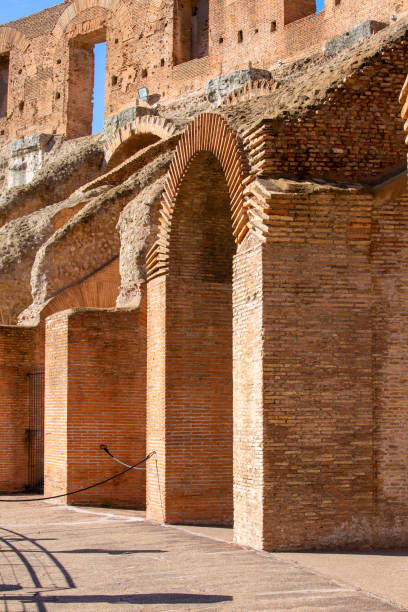 coliseu, anfiteatro antigo do século i, no centro da cidade, roma, itália - coliseum rome flavian roman - fotografias e filmes do acervo