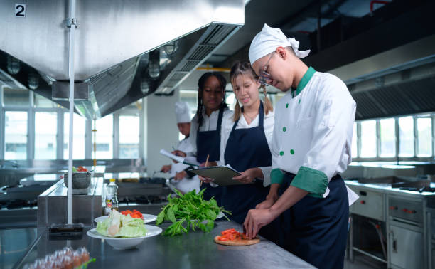 young chef, cooking to students - chef trainee cooking teenager imagens e fotografias de stock