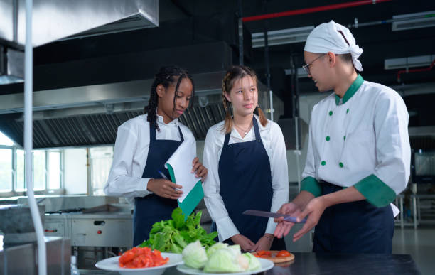젊은 요리사, 학생들에게 요리 - chef trainee cooking teenager 뉴스 사진 이미지