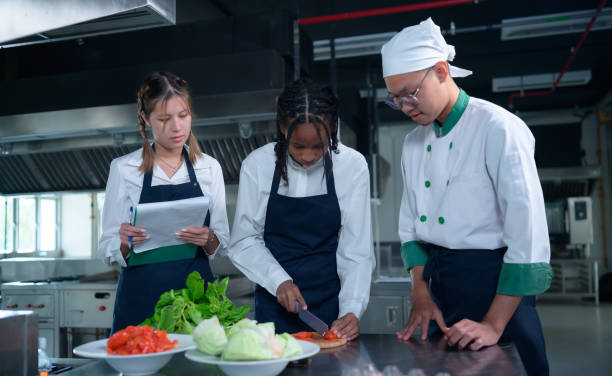 젊은 요리사, 학생들에게 요리 - chef trainee cooking teenager 뉴스 사진 이미지