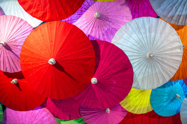 paraguas de papel colorido artesanía trabajo arte popular en chiang mai bo sang pueblo turístico viaje hito - handmade umbrella fotografías e imágenes de stock