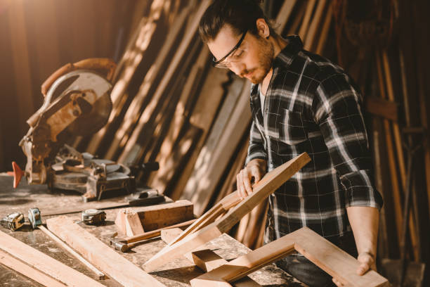 menuisier de meubles en bois masculin travail dans l’atelier de bricolage en bois vrai travailleur authentique - menuiserie photos et images de collection
