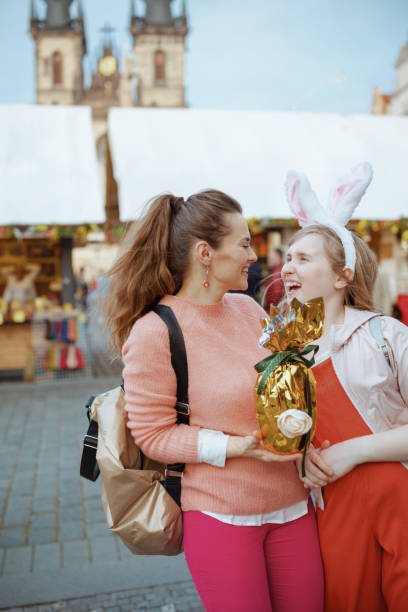 mãe e filho jovens felizes na feira na cidade - two generation family holiday vacations easter egg - fotografias e filmes do acervo