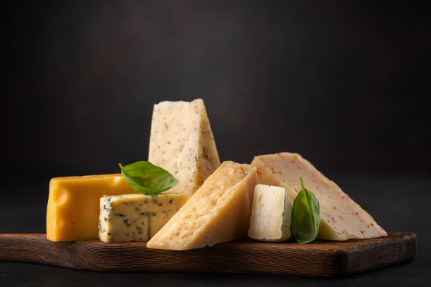 divers fromages à bord - cheese photos et images de collection