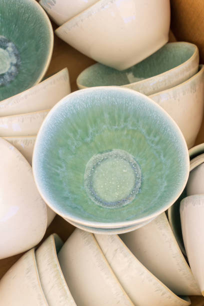 pilas de placas de cerámica verde hechas a mano - bowl kitchenware department nested green fotografías e imágenes de stock