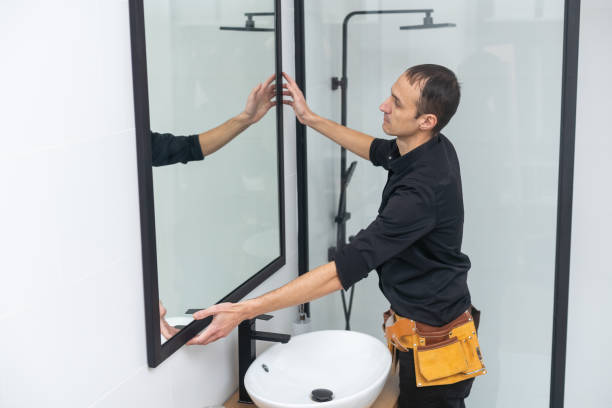 o trabalhador instala o espelho no banheiro. - water pipe work tool home improvement office - fotografias e filmes do acervo