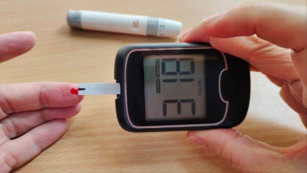 glicemia alta sul monitor della pressione. - blood sugar test examining instrument of measurement diabetes foto e immagini stock