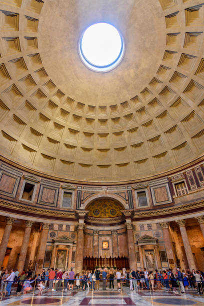 intérieurs de panthéon avec trou rond dans le dôme, rome, italie - light nobody coliseum vertical photos et images de collection