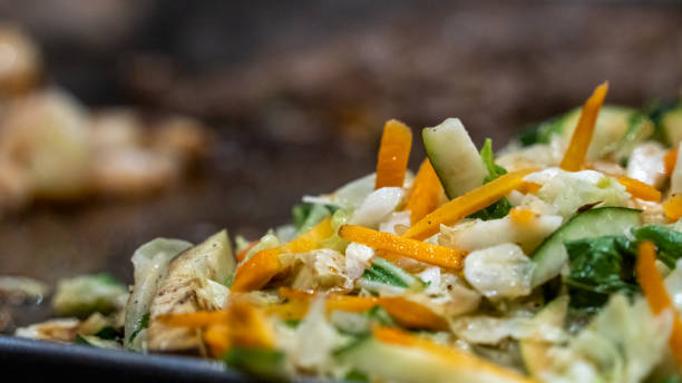 teppanyaki stir fry vegetables  in focus - teppan yaki imagens e fotografias de stock