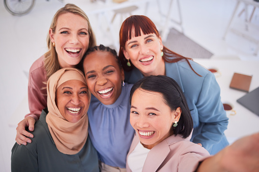Negocios, amigos y selfie de oficina con mujeres de negocios felices emocionadas, inclusivas y relajadas juntas. Diversidad, rostro y equipo de empresarias empoderadas sonríen para la foto en apoyo de la colaboración photo