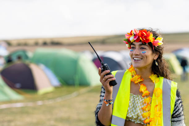 organiser les festivaliers - northumberland england lindisfarne northeastern england england photos et images de collection