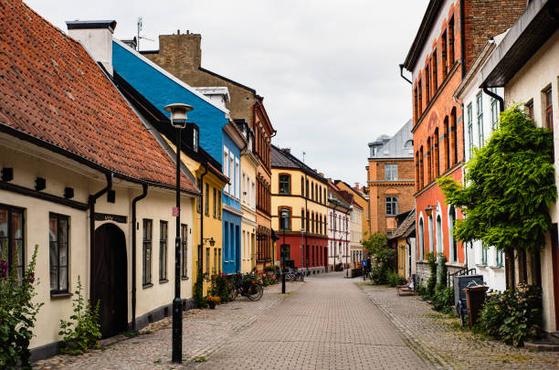 callejón histórico con casas típicas suecas en malmo gamla stan, casco antiguo de malmö. callejón empedrado sueco con bicicletas muestra la arquitectura nórdica - malmo fotografías e imágenes de stock