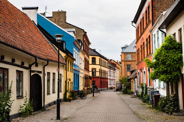 ruelle historique avec des maisons suédoises typiques à malmö gamla stan, vieille ville de malmö. ruelle pavée suédoise avec vélos montre l’architecture nordique - travel locations architecture and buildings transportation photos et images de collection