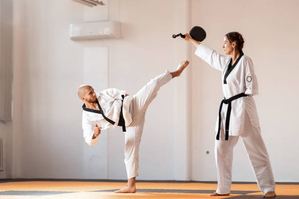 para-taekwondo - martial arts women tae kwon do black belt - fotografias e filmes do acervo