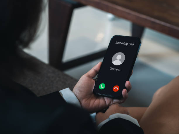Incoming call with unknown caller, malicious phone calls concept. Unknown number displayed showing on smart mobile phone in business person hand. Spam and robocalls, scam call alert. llamada entrante con llamador desconocido, concepto de llamadas telefónicas maliciosas. número desconocido que se muestra en el teléfono móvil inteligente en la mano de la persona de negocios. spam y llamadas automáticas, alerta de llamada fraudulenta
