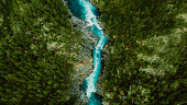 ヨトゥンヘイメン国立公園の森とクリスタルブルーの川のある山の風景の美しい空撮